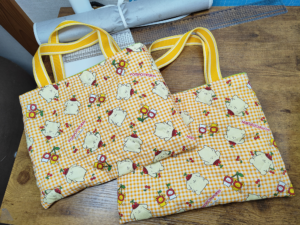 同じ柄の生地で制作した兄弟おそろいのレッスンバッグ2点