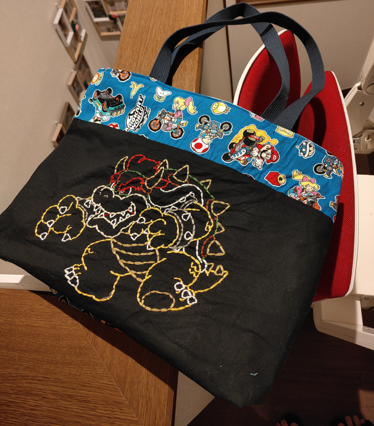 黒い生地にキャラクターの刺繍を入れたレッスンバッグ